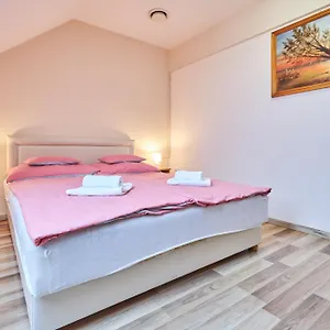  Pensjonat Ada Apartmanhaz